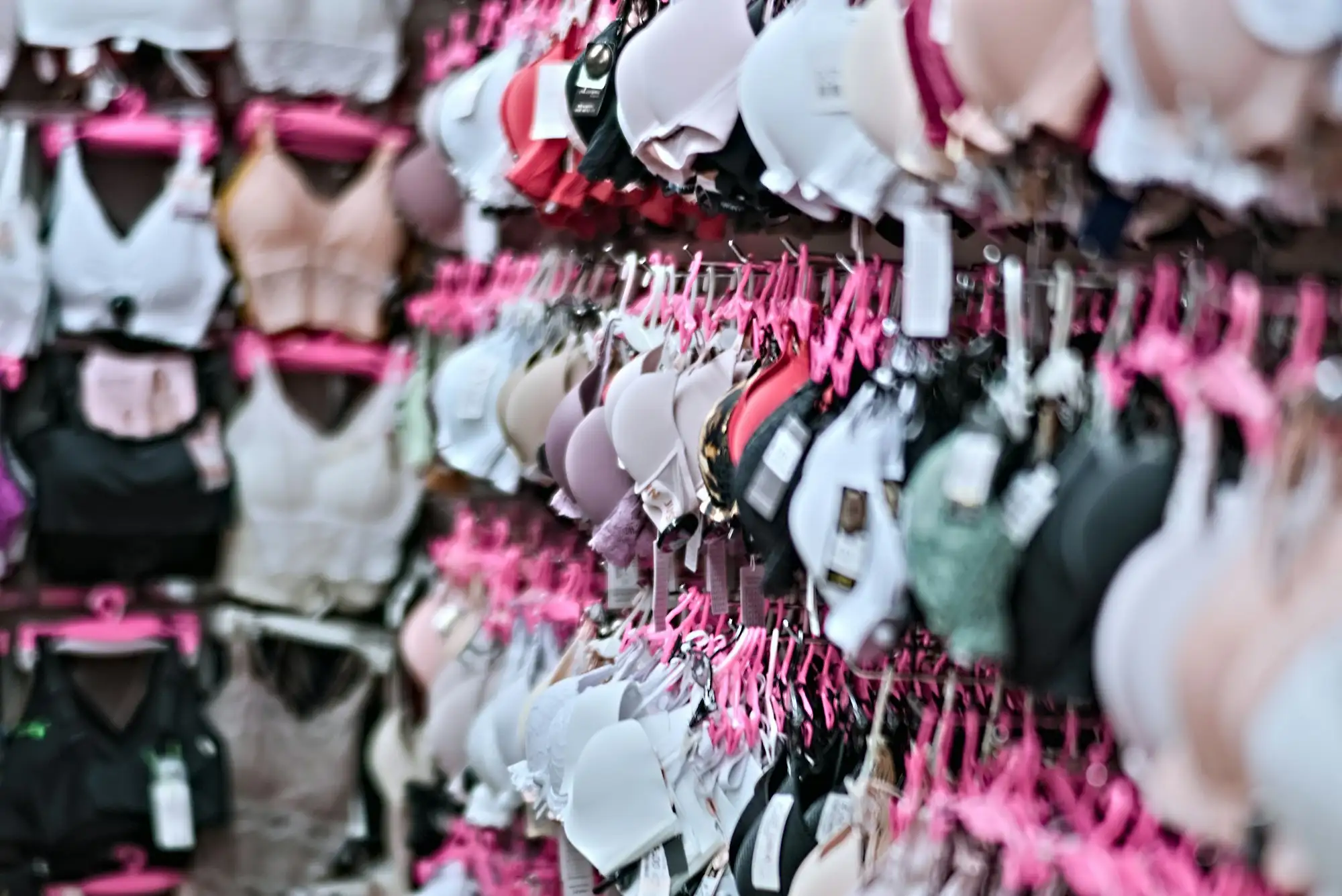 Bh'er i mange farver hænger tæt på bøjler i en butik